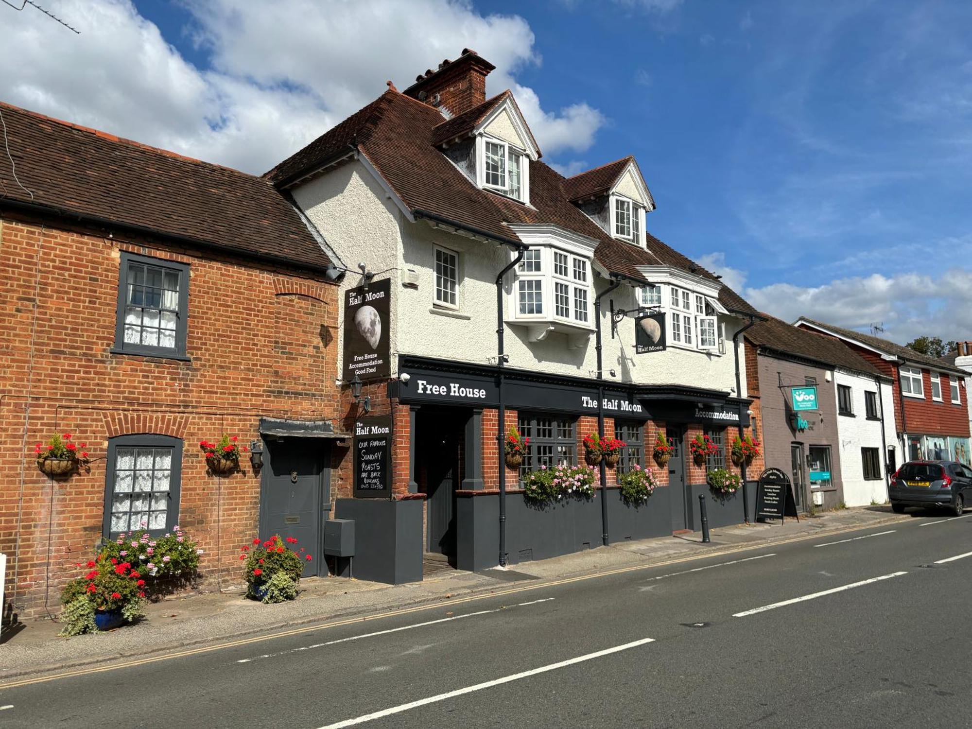 The Half Moon Inn Woking Ngoại thất bức ảnh