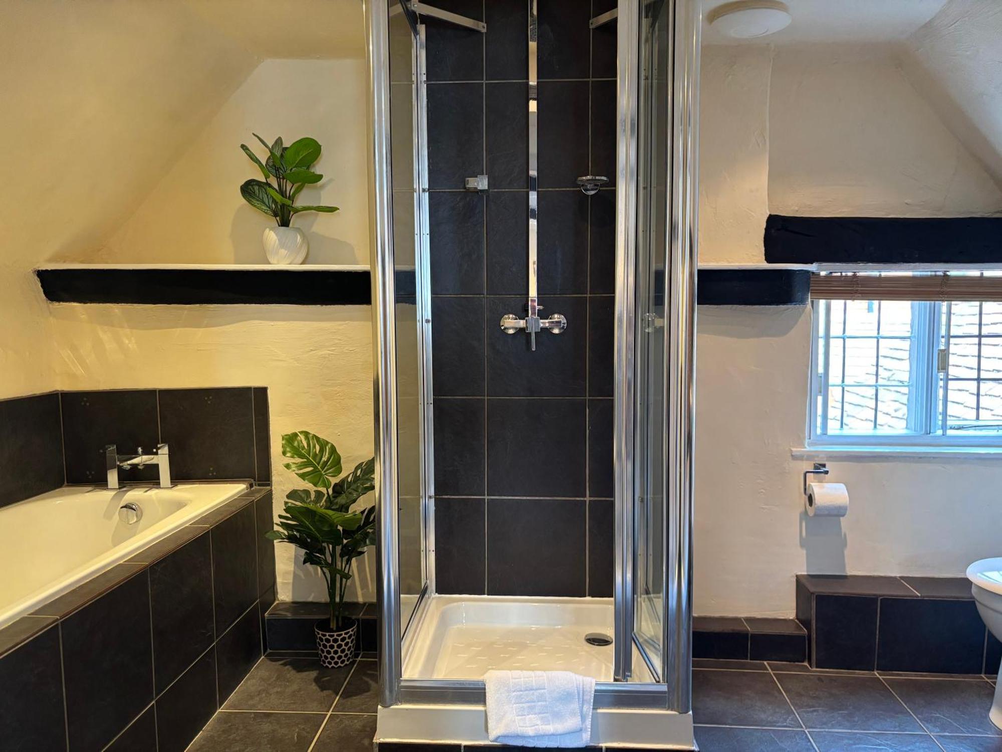 The Half Moon Inn Woking Ngoại thất bức ảnh